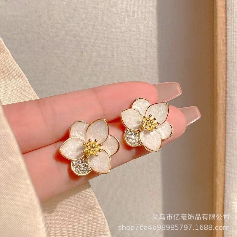 S925 Pendientes de perlas de temperamento Pendientes de lujo ligero de alta gama Pendientes al por mayor y al por menor transfronterizos Mujeres