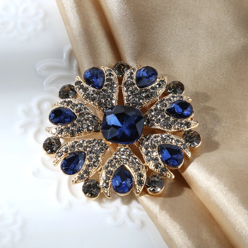 men’s Brooch For Stylish Layering. Vintage-inspired Yet Minimalist Design That Adds Quiet Confidence And Effortless Elegance To Any Outfit. Women's B_voghion.com