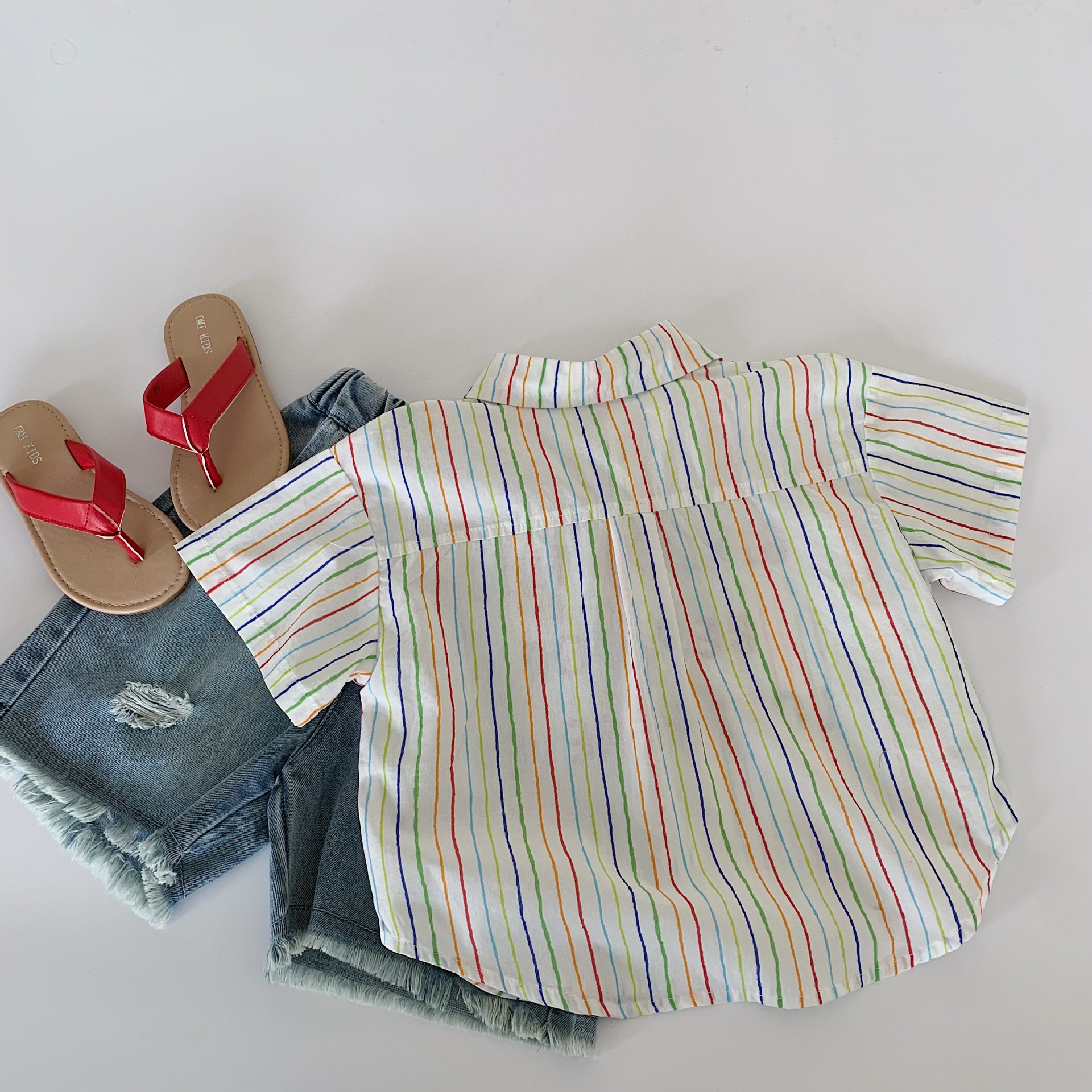 Camisa para niños Maibao 2025 verano nuevo estilo niños coreanos letras de rayas de color camisa de manga corta ropa de verano occidental para bebés