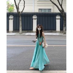 法式镂空吊带连衣裙女夏季海边度假风沙滩裙褶皱慵懒松弛感长裙子