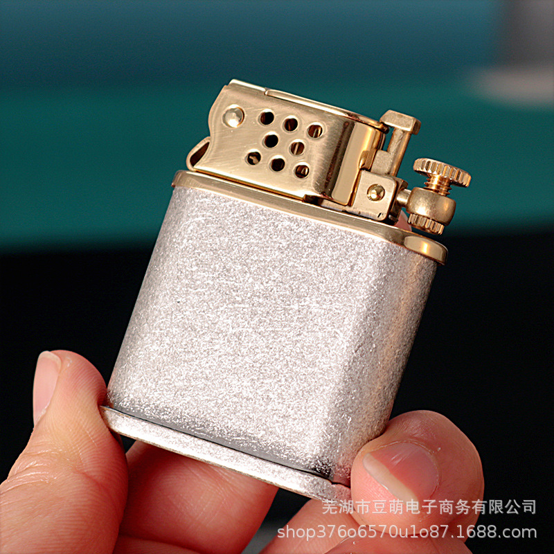 Moda Zoro Z561 Du Yue Sheng con el mismo encendedor de queroseno en línea popularidad creativa personalidad eyección ignición de un botón