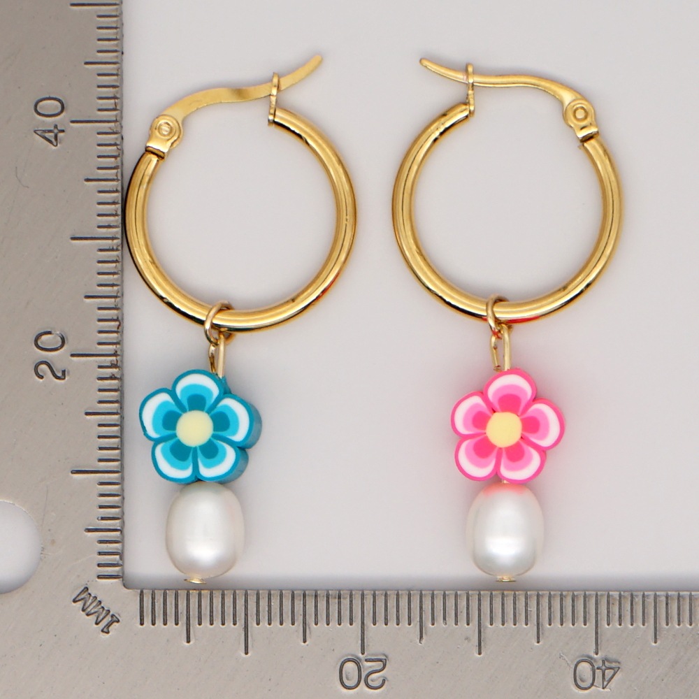 Wholesale Mixed Color Flower Pattern Pearl Stainless Steel Earrings Nihaojewelry display picture 4