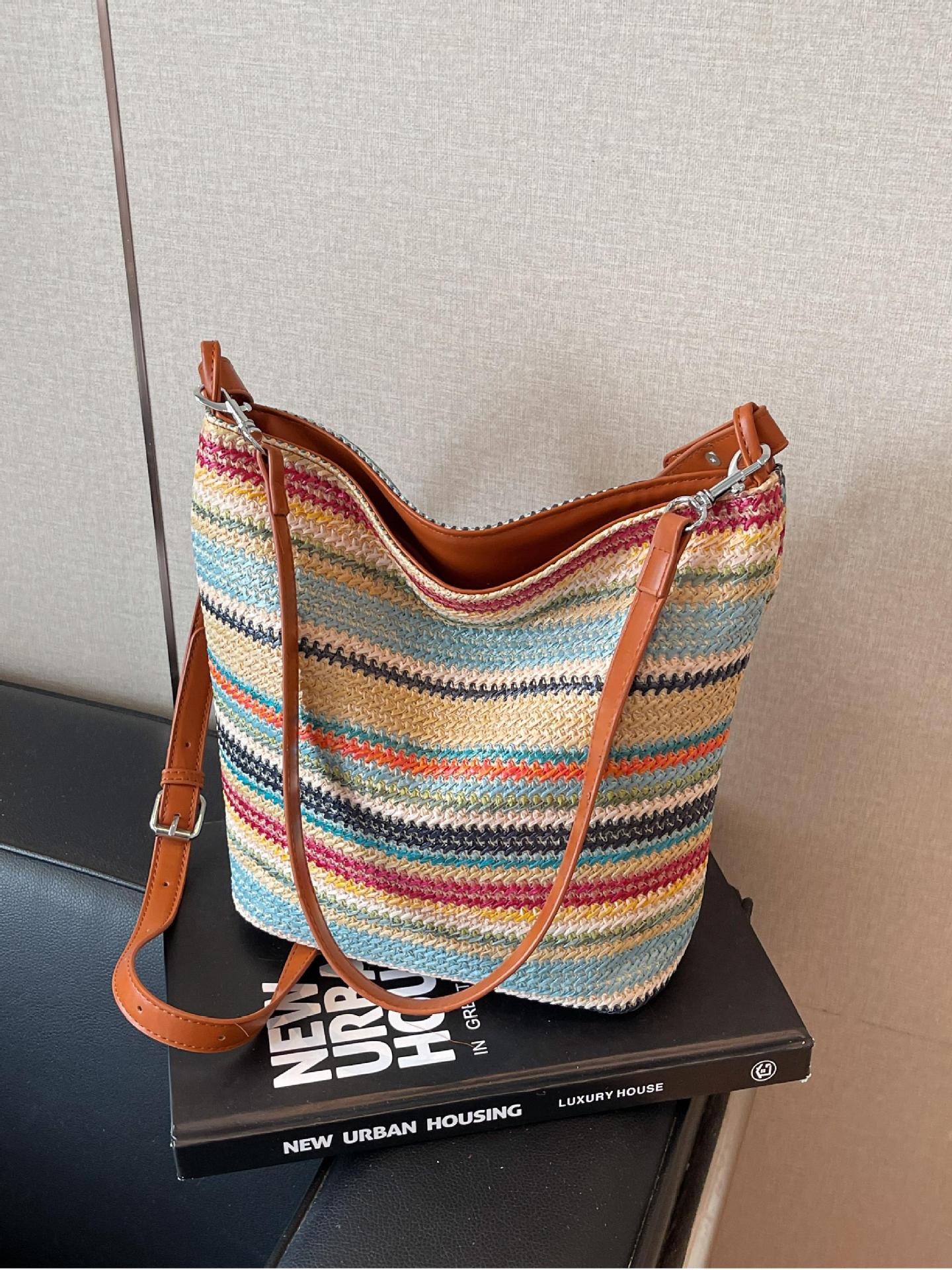 Bolso de axila de arcoíris tejido de moda de verano para mujer 2025 nuevo bolso de hombro de moda de estilo occidental bolso de cubo de mensajero de todo fósforo