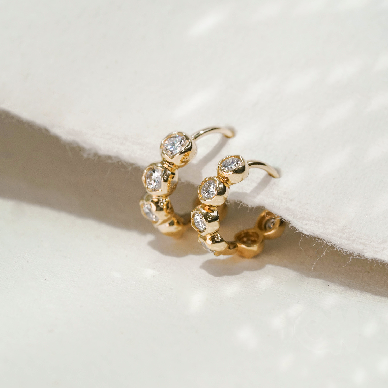 Round beads with zircon
