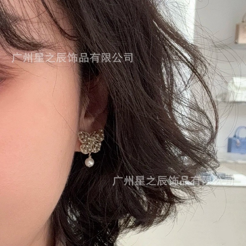 女性用のDijiaレターCDバタフライ中空パールイヤリング、レトロなライトラグジュアリースタイル、女性用の多用途イヤリング、卸売およびドロップシッピングのリアルショット|undefined