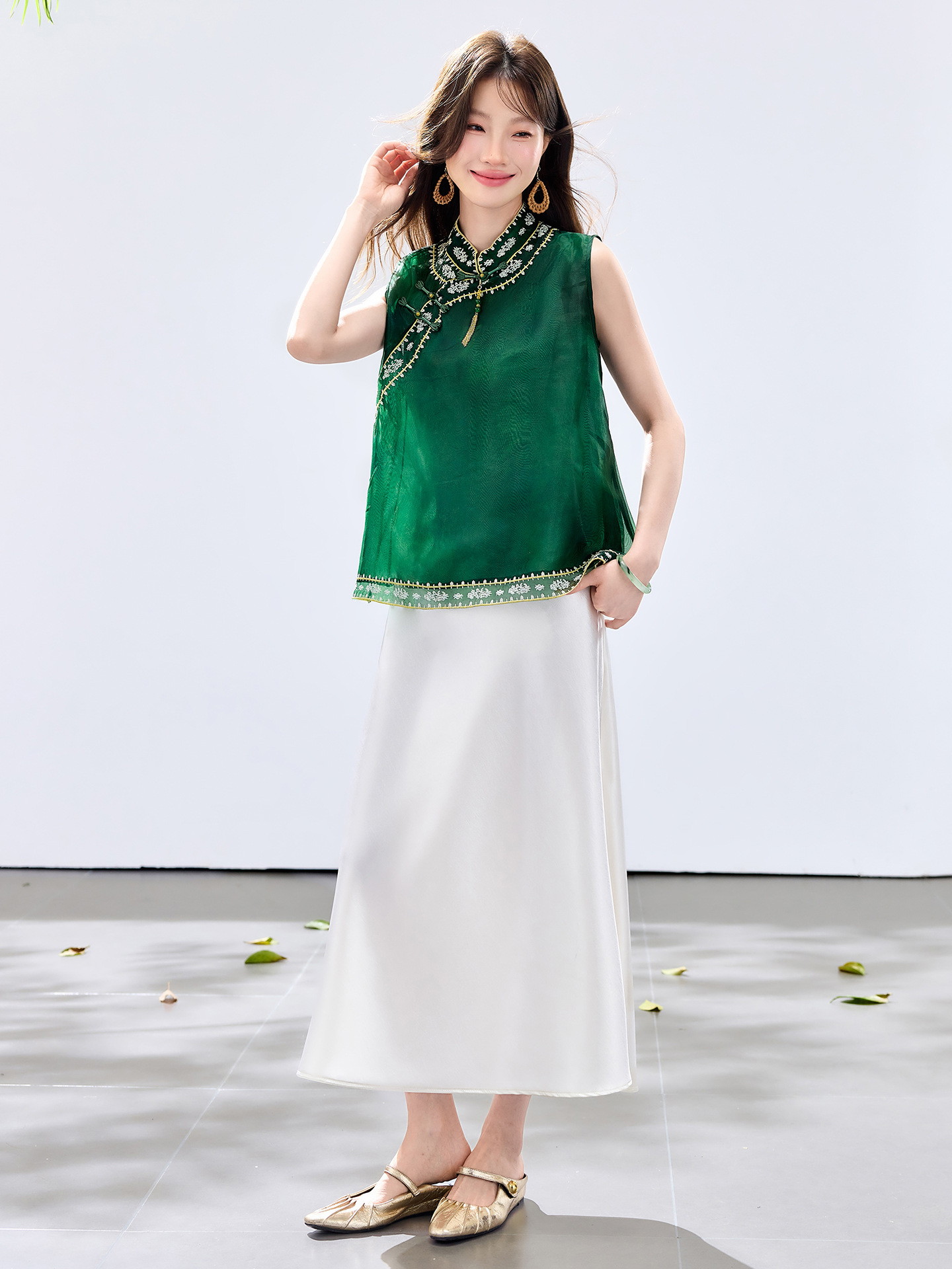 Đầm hai dây kèm áo vest lửng thêu hoa cổ đứng nữ tính — màu hồng đậm, Xanh lục