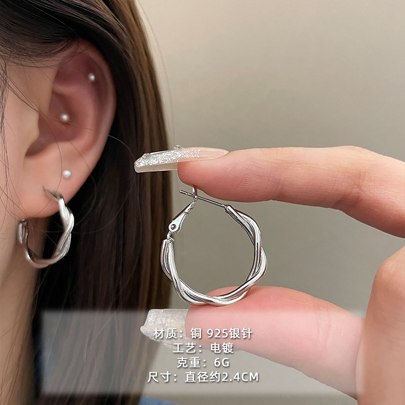 2025 nuevo estilo verano de moda anillo plateado círculo negro círculo fino temperamento europeo y americano aretes dorados de todo fósforo