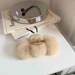 2024秋冬の新型シンプルで優雅な毛の毛の毛の毛のクリップはラッコのウサギの超巨大な毛のクリップの後頭部のサメのクリップをまねます。
