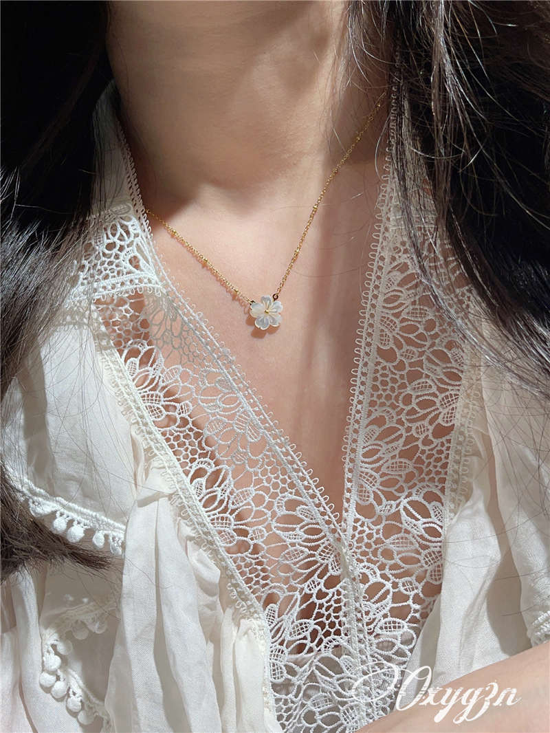 Titanium Steel Material Sweet Flower Titanium Steel Plating Shell 18k Gold Plated Pendant Necklace
