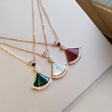 高版本宝家V金小裙子项链女白贝母扇形18k玫瑰金锁骨链厂家直销