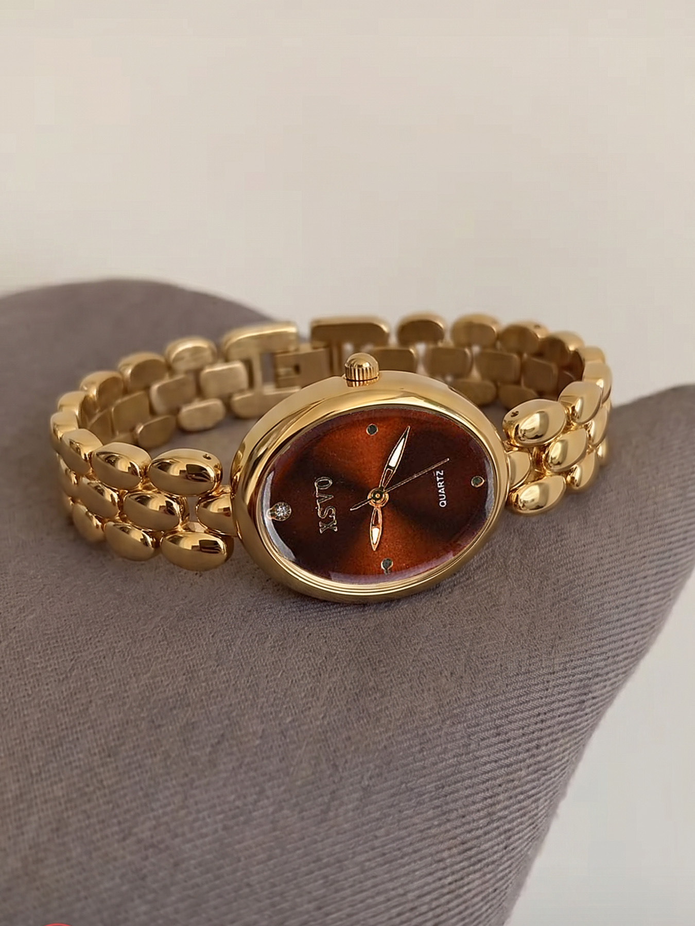 Sınırötesi Başarılı Kırmızı Kadran Altın Kadın Kuvars Saati Vintage Oval / Kare Kadın Saati Hafif Lüks Niş Tasarım