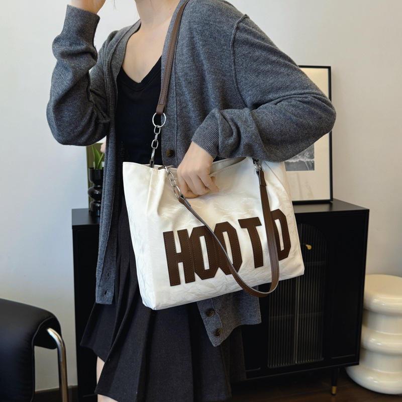 Bolsa de gran capacidad para mujeres otoño y invierno versátil 2024 nueva bolsa de compras de hombro casual simple de viaje al trabajo bolsa de mano