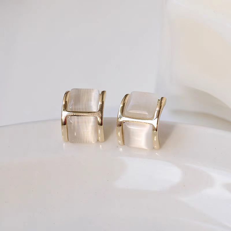 Aguja de plata de moda alta sensación de diamante de goteo de aceite pendientes nicho universal elegante pernos de orejas ligero lujoso temperamento simple orejas para mujeres