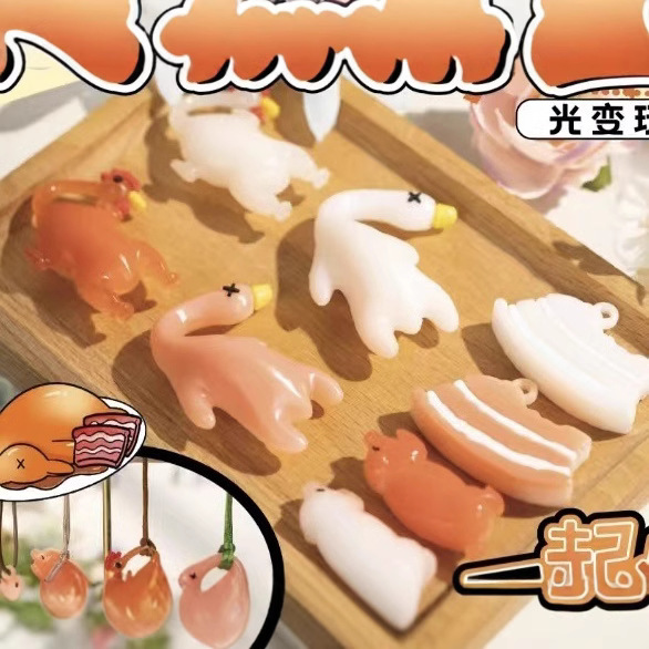 B Colgante de la familia de productos horneados que cambian de color Xiaohongshu con el mismo estilo, la irradiación ultravioleta se vuelve roja, colgante que cambia de color de coche de juguete