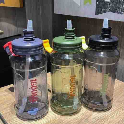 Qitong2335 verano nueva taza de plástico 2000ml deportes hervidor de agua de las mujeres gimnasio espacio taza