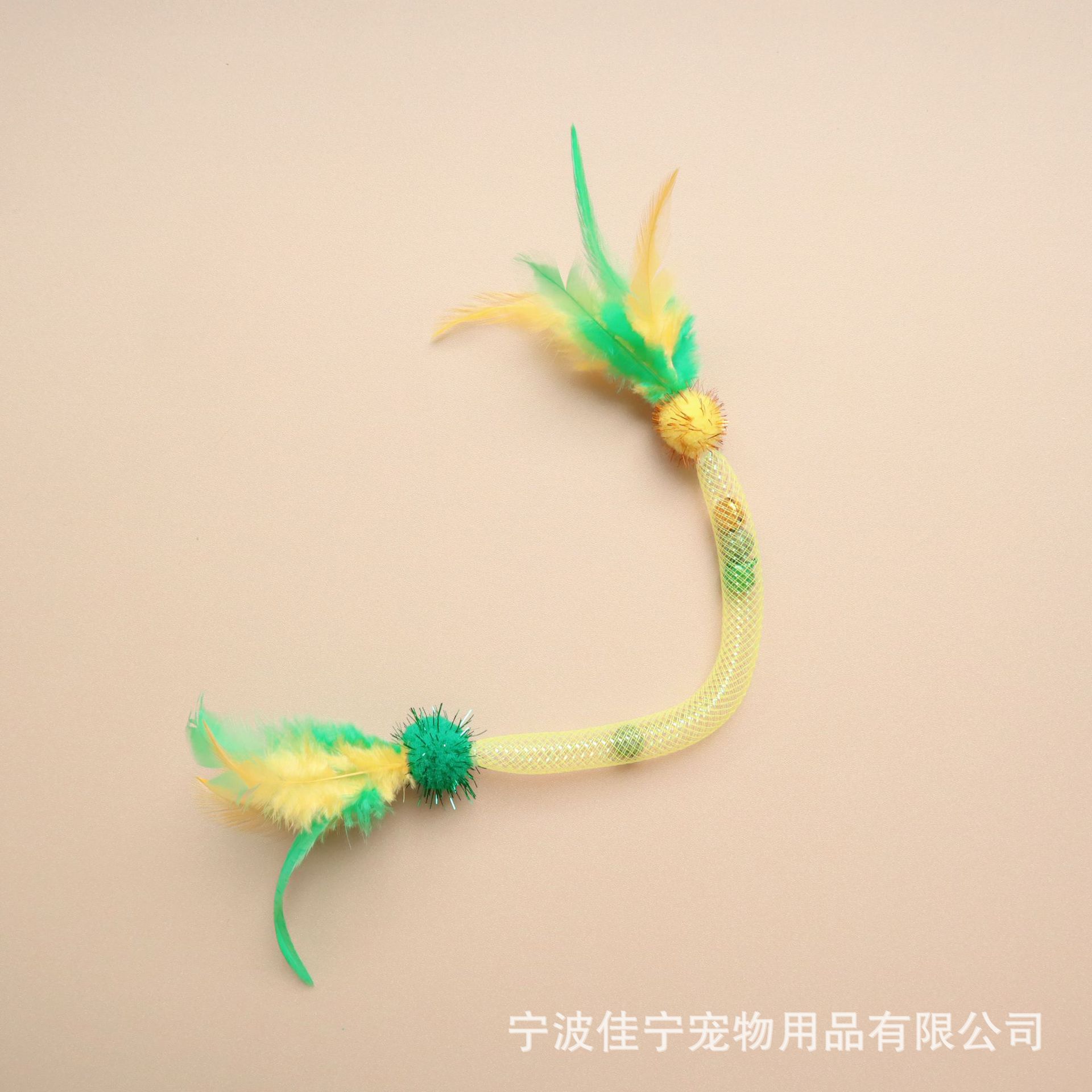 El gato muerde la cuerda elástica, el juguete, los dientes, la menta gatera resistente a las mordeduras, el palo de gato divertido, las plumas que alivian el aburrimiento, los juguetes para gatos