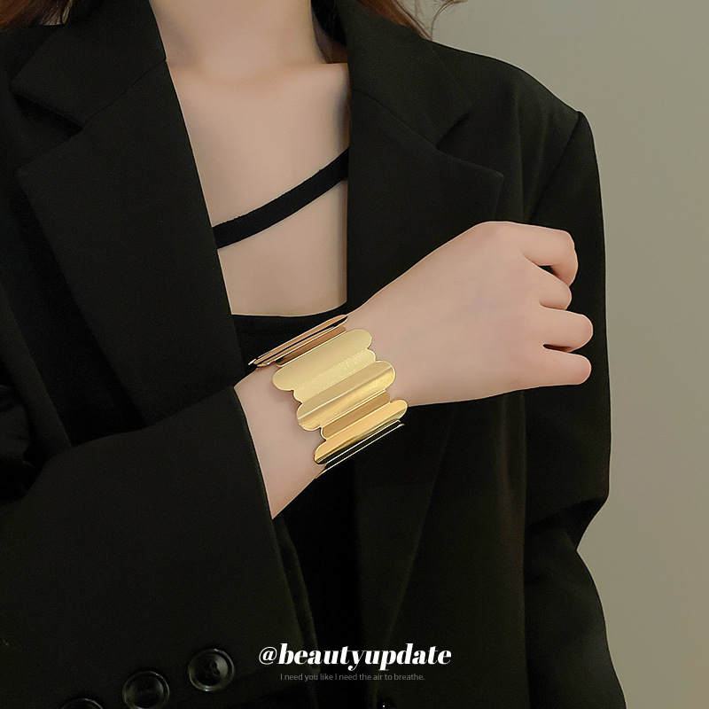 Pulsera abierta de metal geométrico patrón pulsera de diseño simple europea y americana, sentido de alta calidad, personalidad, joyería exagerada al por mayor