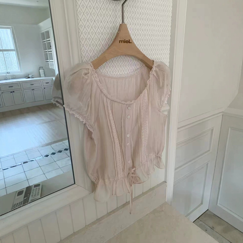 In stock now: Korean Dongdaemun women's lace trim, delicate and sweet, with tie straps, short shirt In stock now: Korean Dongdaemun women's lace trim, delicate and sweet, with tie straps, short shirt