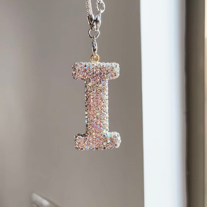 レターカーペンダント セラミック粘土 車のインテリアペンダント レディース ラインストーン 車のバックミラーペンダント ペンダント