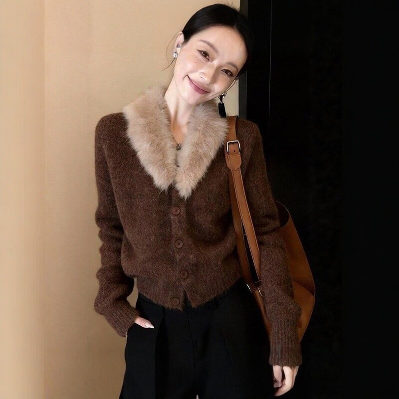 2026 new collection: loose-fitting, retro-style, coffee-colored, faux fur-trimmed, single-breasted knit sweater, thick outerwear for women, suitable for spring and autumn 2026 new collection: loose-fitting, retro-style, coffee-colored, faux fur-trimmed, single-breasted knit sweater, thick outerwear for women, suitable for spring and autumn
