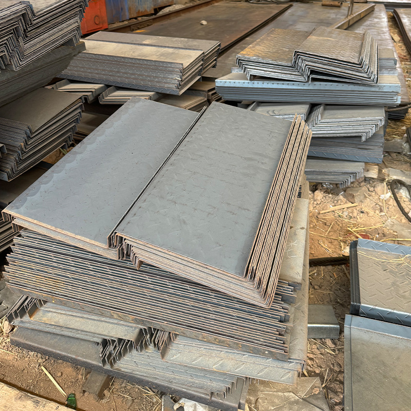 厂家制作折弯焊接花纹钢踏步板折弯12毫米花纹钢板楼梯踏步板