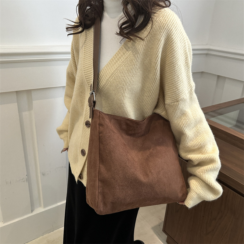 Bolsa de hombro de alta calidad de gran capacidad mate de damas 2024, invierno nuevo estilo versátil bolso de brazo bolso especial para mujeres