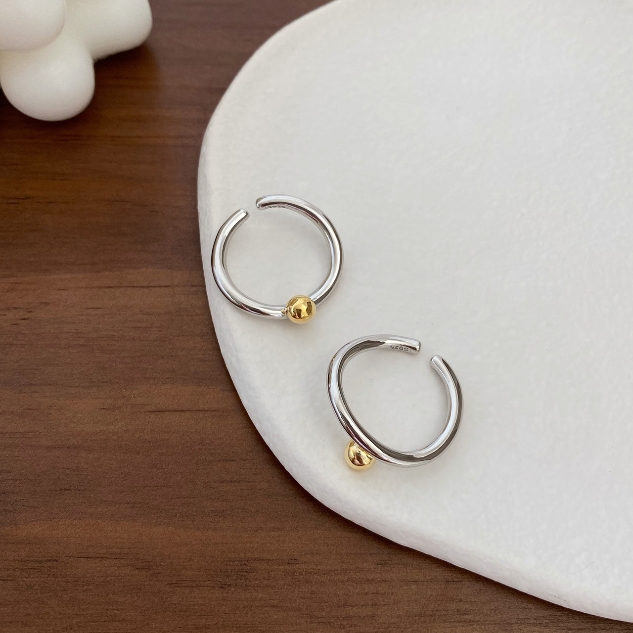 Semplice, versatile, anello da donna con apertura della bocca in oro e argento con perle a contrasto, stile cool, nuova tendenza 2022_voghion.com