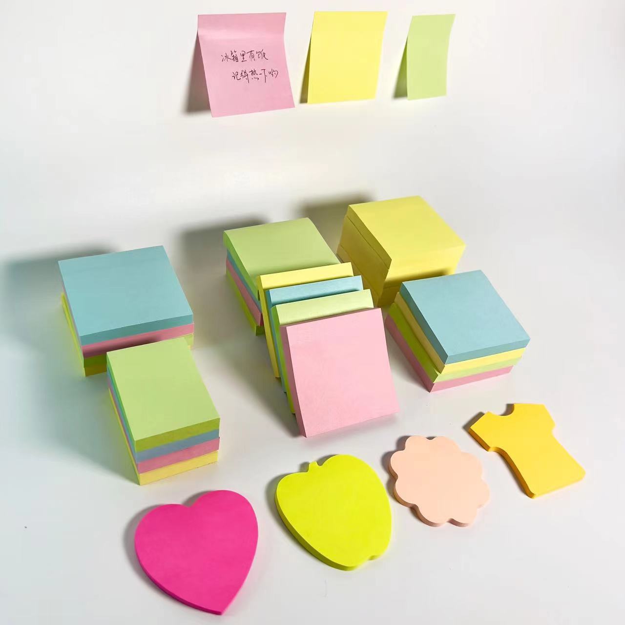 Notas adhesivas coloridas con marcadores y etiquetas creativas T1