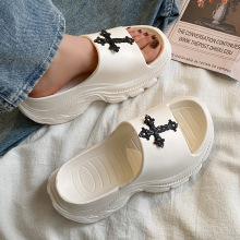 时尚爆款软松糕底一脚蹬一字拖女外穿2025年夏季新款外出沙滩鞋