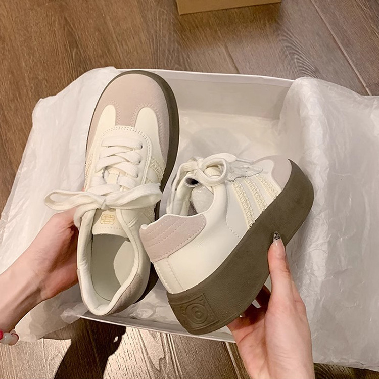 Zapatos de pan de estilo de Hong Kong, zapatos deportivos casuales, zapatos de skate suaves, zapatos blancos, 2026 nuevos zapatos de verano para mujeres