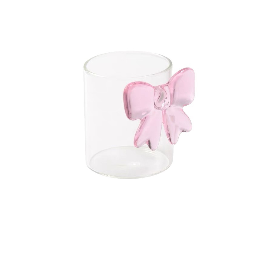 Bicchiere da caffè, succo, vino e cocktail rosa con fiocco, carino e di alta qualità._voghion.com