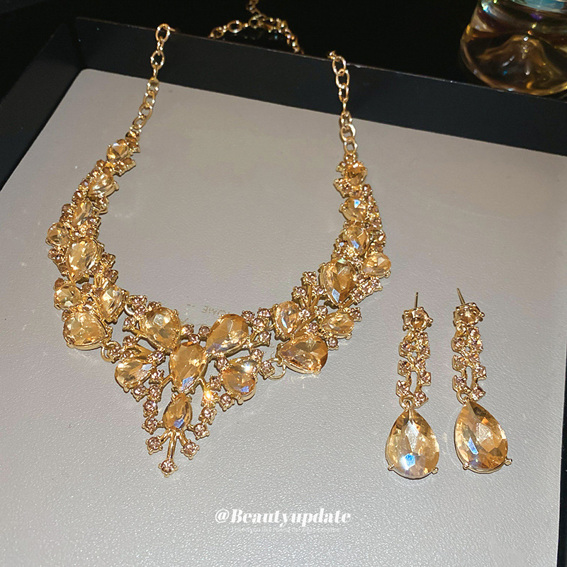 Conjunto de pendientes de collar de gota de agua de diamantes súper flash transfronterizo, cadena de clavícula de alta gama de nicho retro, joyería de lujo ligera de moda