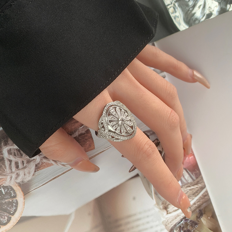 2024 nueva joyería Zhuang Shengsheng fondo de cobre chapado en oro simulación corindón rojo oro negro personalidad temperamento anillo mujer