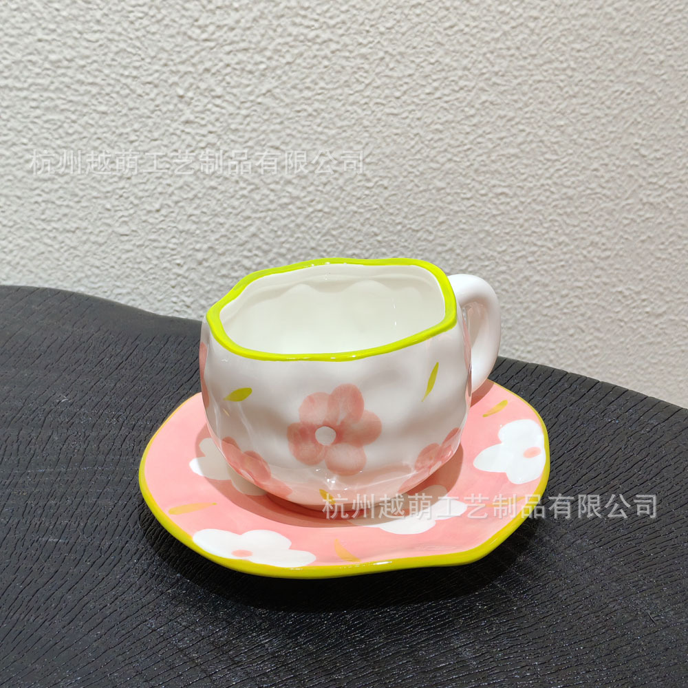 Taza de café de cerámica navideña irregular, linda taza con diseño de flores y corazones pintados a mano, juego de taza y platillo para té de la tarde