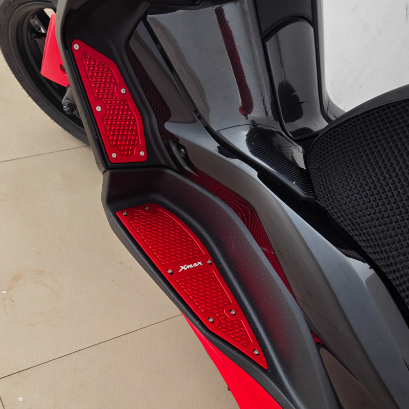 Suitable for Yamaha XMAX300 xmax250 modified aluminum alloy foot pedal anti-slip foot pad pedal accessories