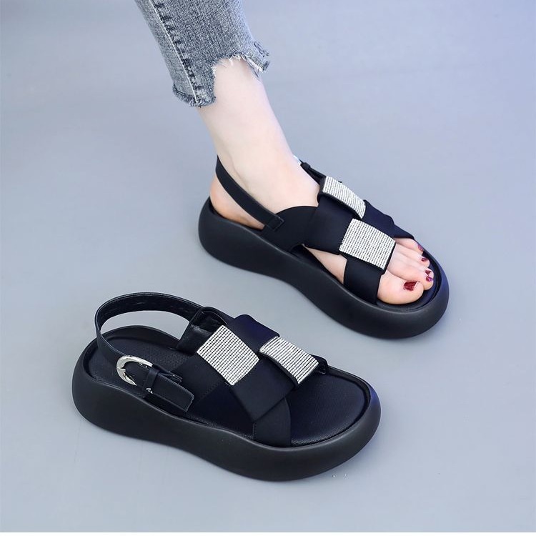 Zapatillas frescas de fondo grueso para mujeres 2024 verano nuevo estilo de ropa exterior altura de fondo suave pisar mierda sensación de zapatillas de playa muffin