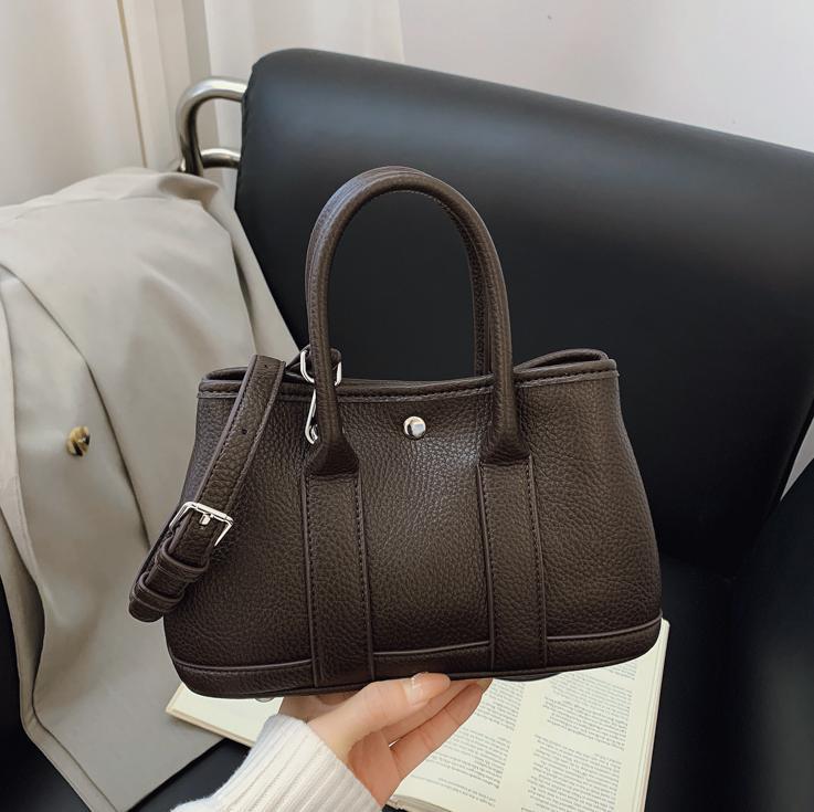 Bolso de mano universal coreano para mujeres 2025, nueva moda de gran capacidad bolso de hombro casual simple bolso de cubo inclinado