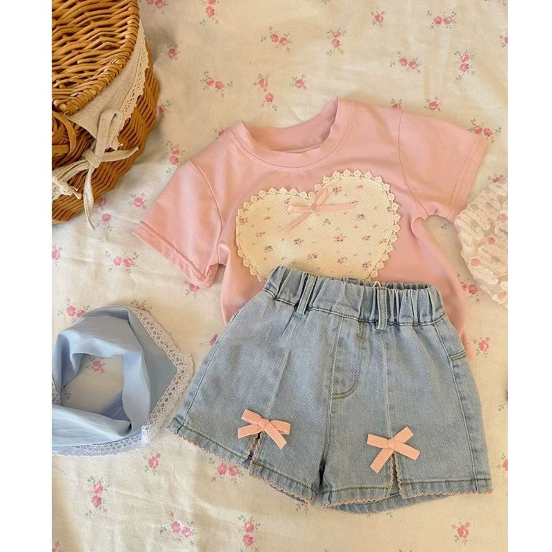 Летний костюм для девочек 2025, новый корейский стиль, модный детский комплект с бантом, розовые джинсовые шорты с коротким рукавом, двухкомпонентный набор