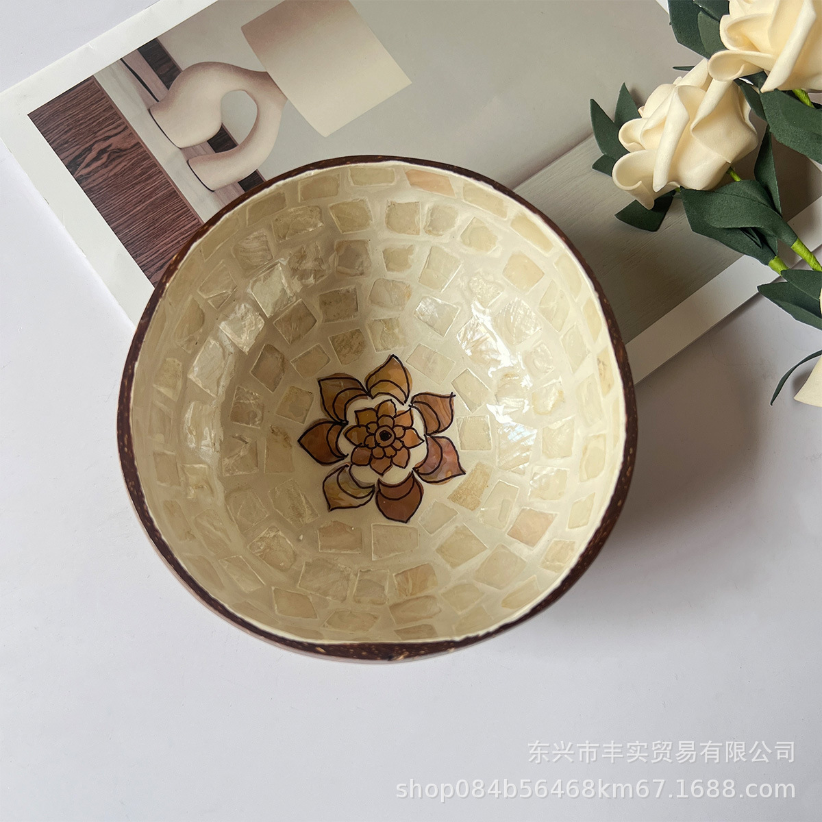 일곱 개의 꽃잎이 달린 갈색 꽃 스타일