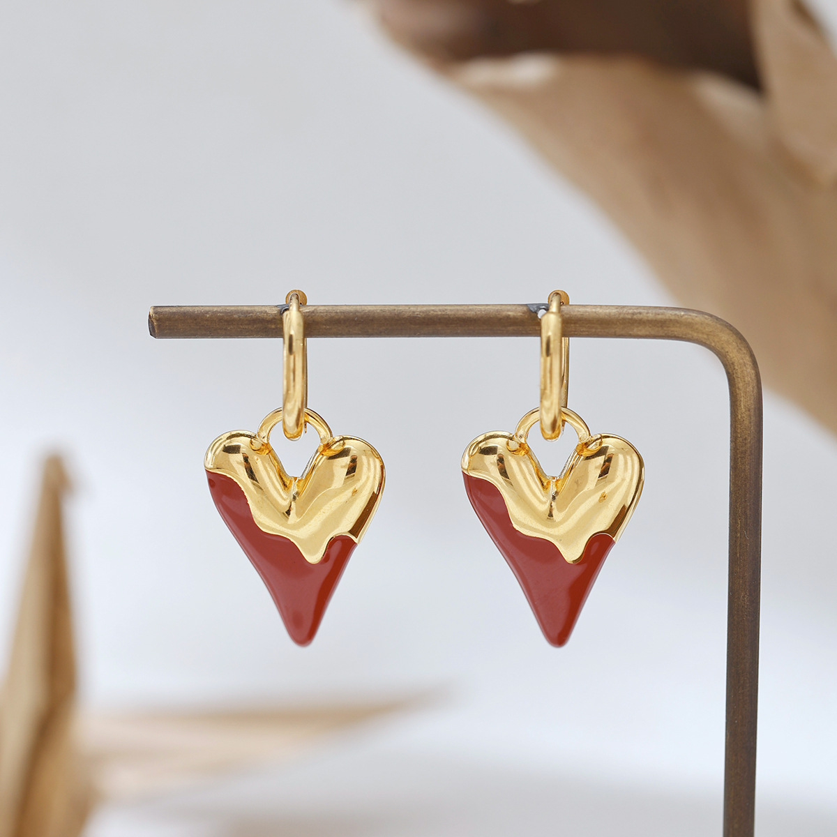 TENA Europa y los Estados Unidos pendientes de acero inoxidable lujo ligero nicho versátil amor mano goteo pendientes de aceite para mujeres no desvanecerse venta caliente