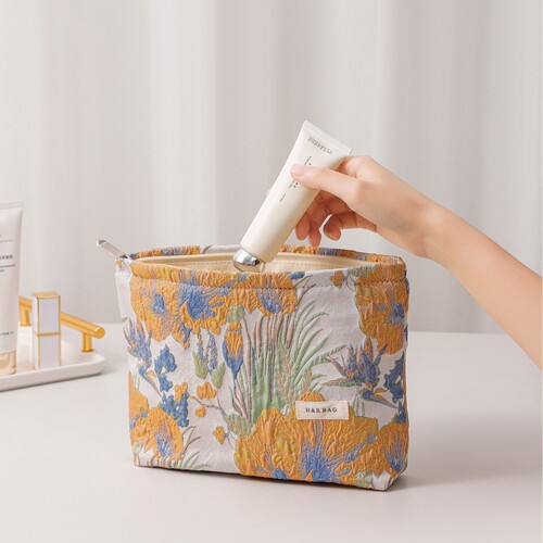 New French retro women's flower clutch bag high-value skin care products makeup bag change lipstick small storage bag