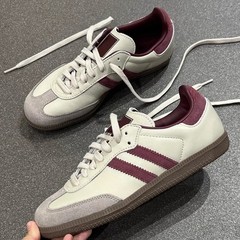 本革のレトロな色合わせの白い靴の女性2025の新型のストライプは足の板の靴のレジャー運動の阿甘靴の女性を合わせます。