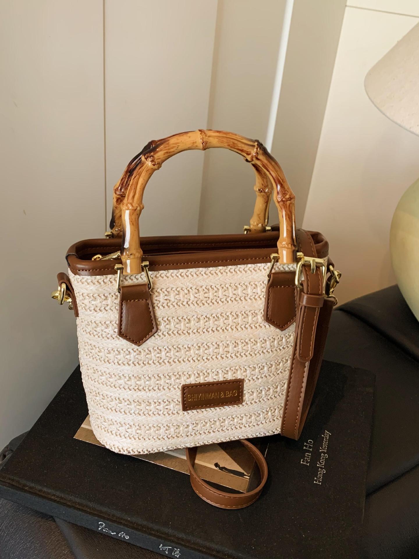 Bolsa de tejido de verano super caliente para mujeres 2025 nuevo juego de playa portátil bolso de balde arco iris tela de paja bolso de mochila para mujeres