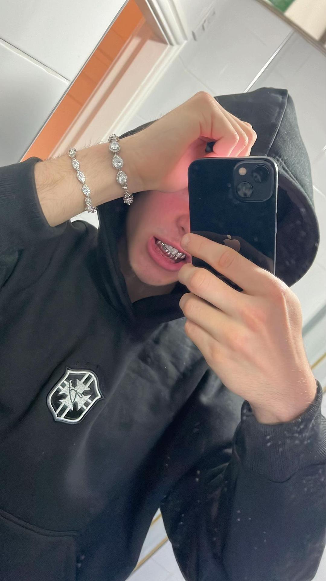 검은색 스웨트셔츠