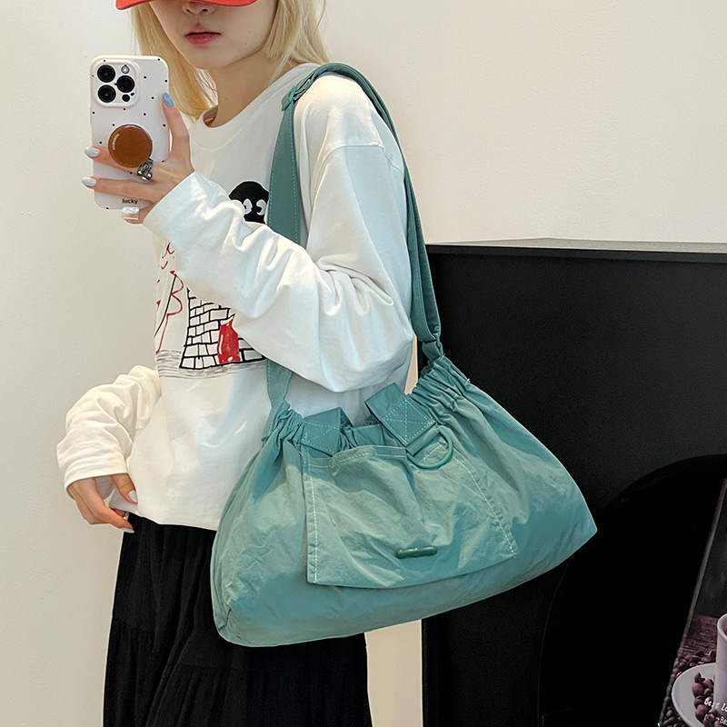 El nuevo diseño de nicho coreano del comercio exterior tiene un sentido del conocimiento de embarque a mano y una bolsa de mujer en el hombro es ligera, casual y plegable.