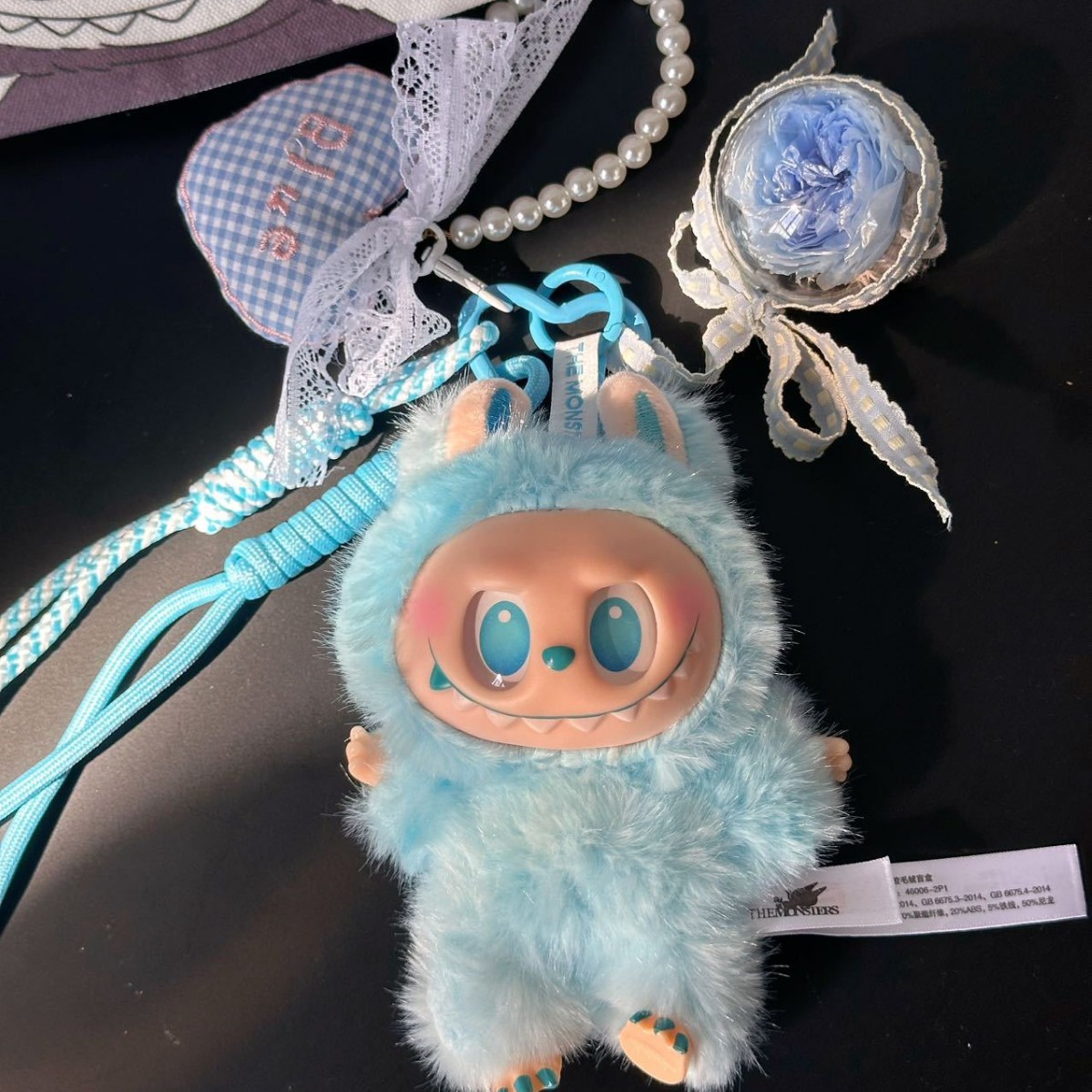 블루 천 가방 걸기