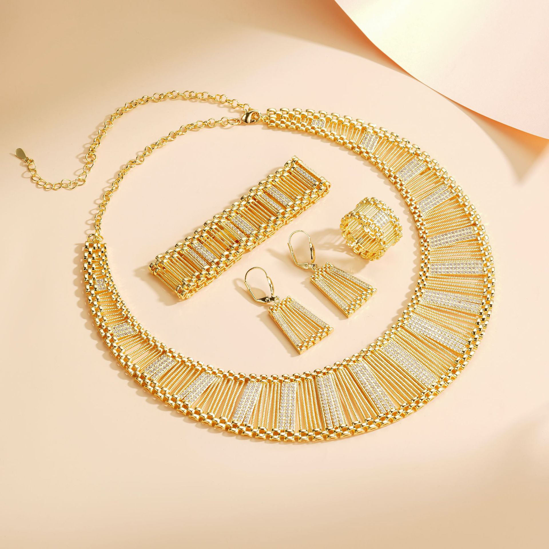 Diseño de alto nivel transfronterizo de Europa y Estados Unidos exagerado conjunto de joyería collar pulsera anillo pendientes con diamantes set de cuatro piezas