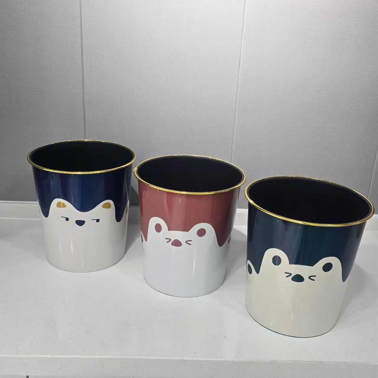 厂家直销现货批发大号金边黑色带花无盖家用商用塑料圆桶形垃圾桶