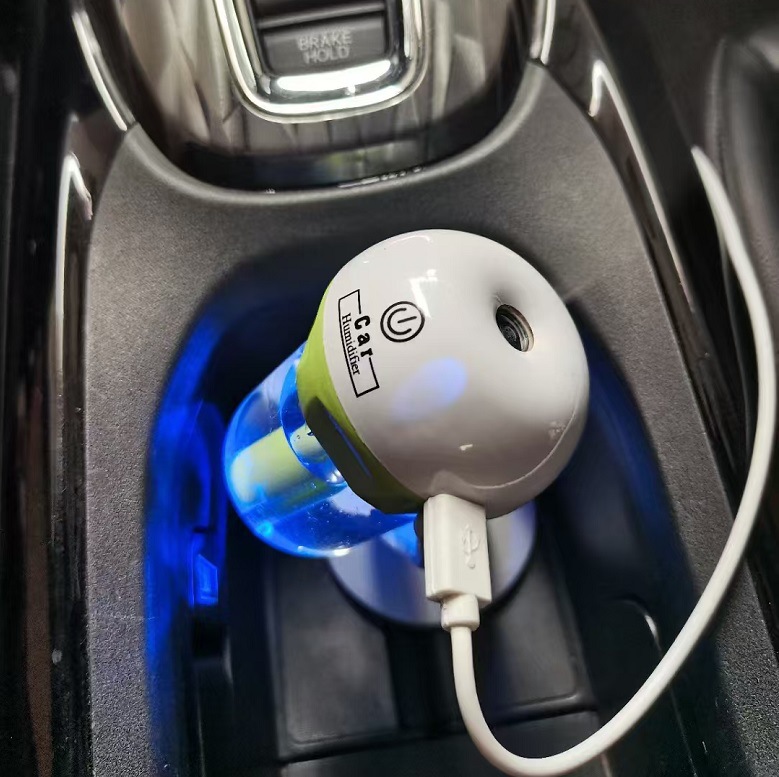 Car humidifier car household air purifier atomized spray and aromatherapy car sterilization deodorization and odor removal