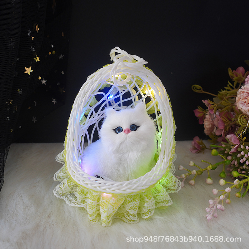 빛나는 교수형 바구니 (녹색) 는 작은 흰 고양이라고 할 것입니다.